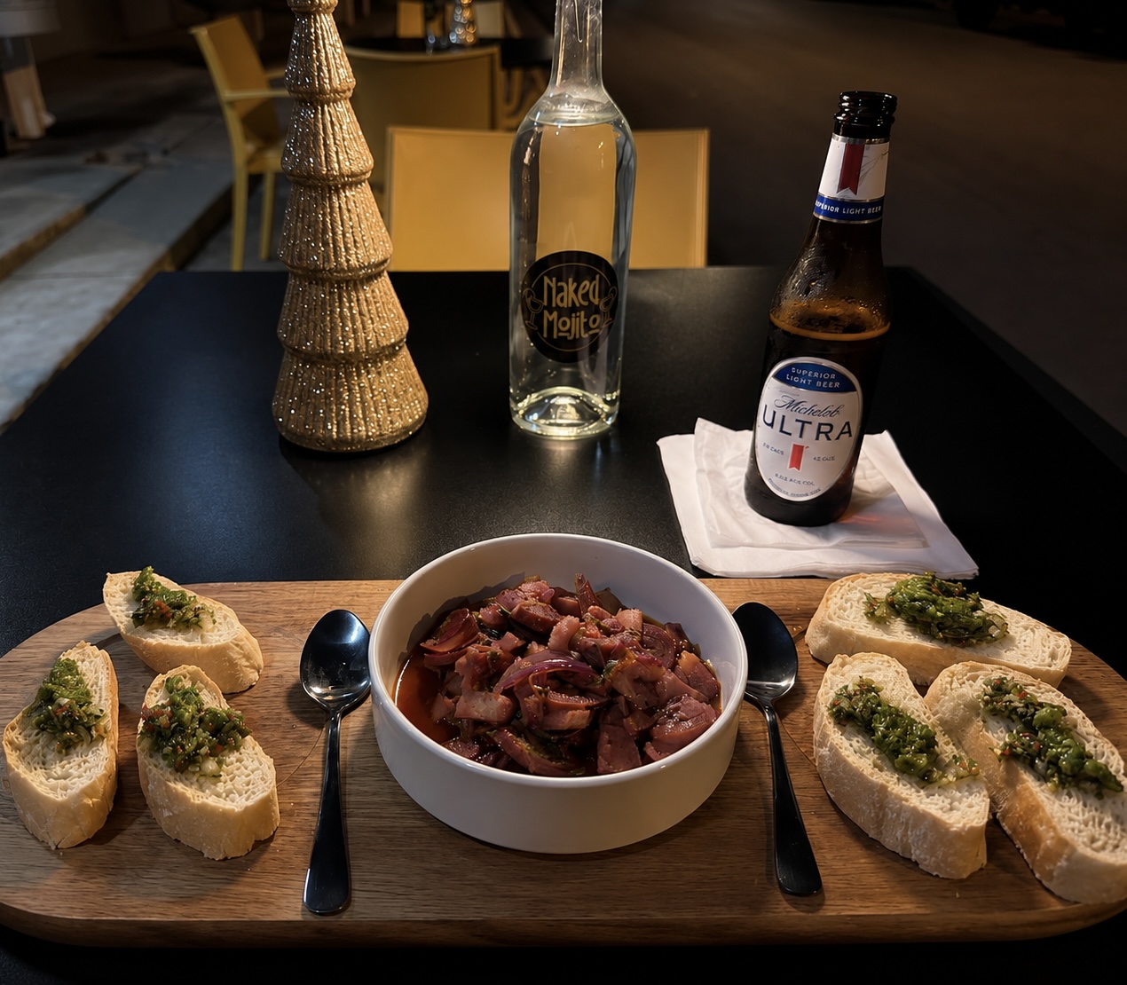 Picadera servida con pan tostado en Naked Mojito